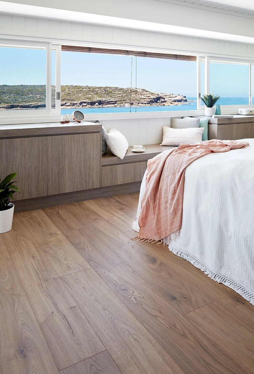 Preference Kronoswiss Aquastop Giant AC5 Laminate Flooring 14mm Beach Setting