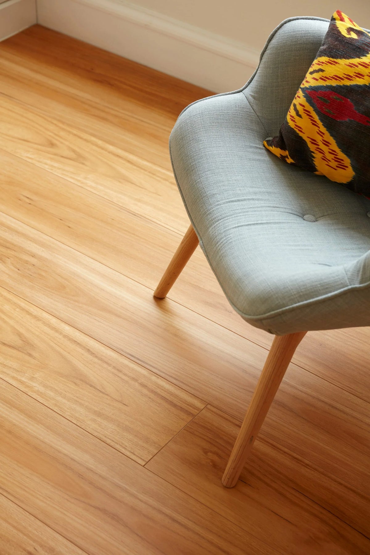 Preference Oakleaf AC3 Laminate Flooring 8mm Aged Blackbutt Setting